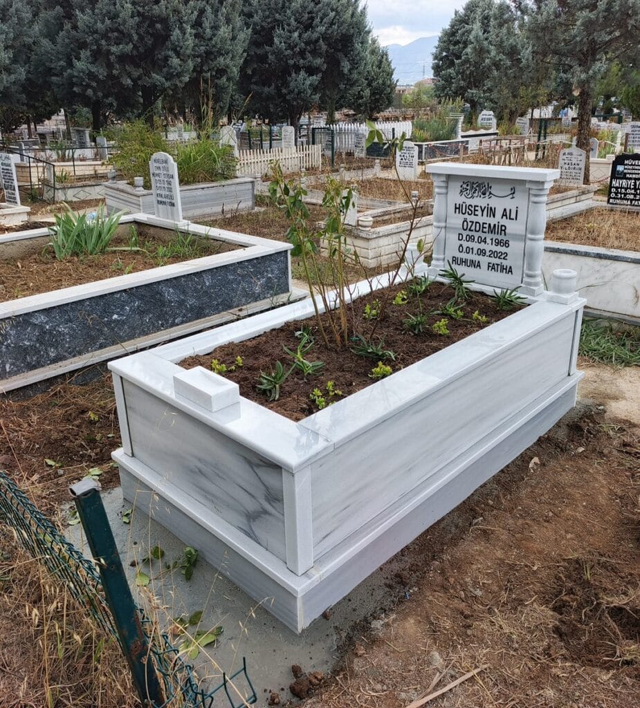 Tek Kişilik Baş Taşı Sütunlu Mermer Mezar